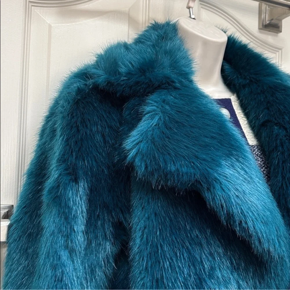 Michael Kors luxurious faux fur cropped jacket - Picture 2 of 10